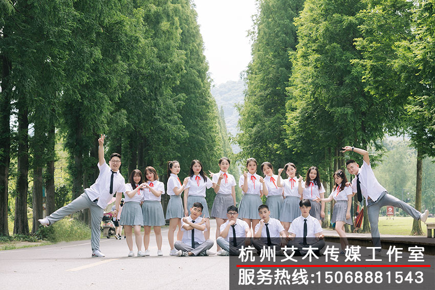 在校園的道路上進(jìn)行集體拍攝