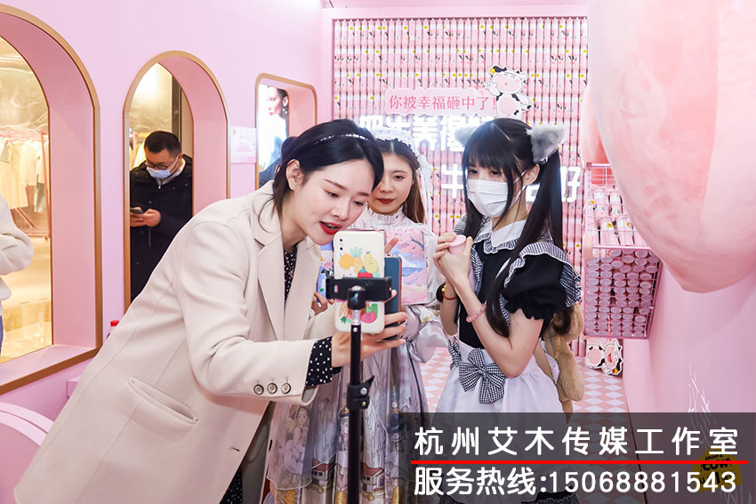 1630815100461324.jpg 盒馬生鮮認(rèn)養(yǎng)一頭牛春日桃園會(huì)新品發(fā)布現(xiàn)場(chǎng)人員直播拍攝