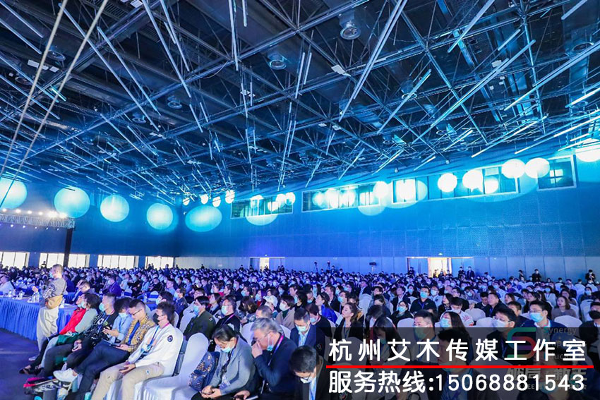 大會(huì)現(xiàn)場(chǎng)的參會(huì)人員拍攝