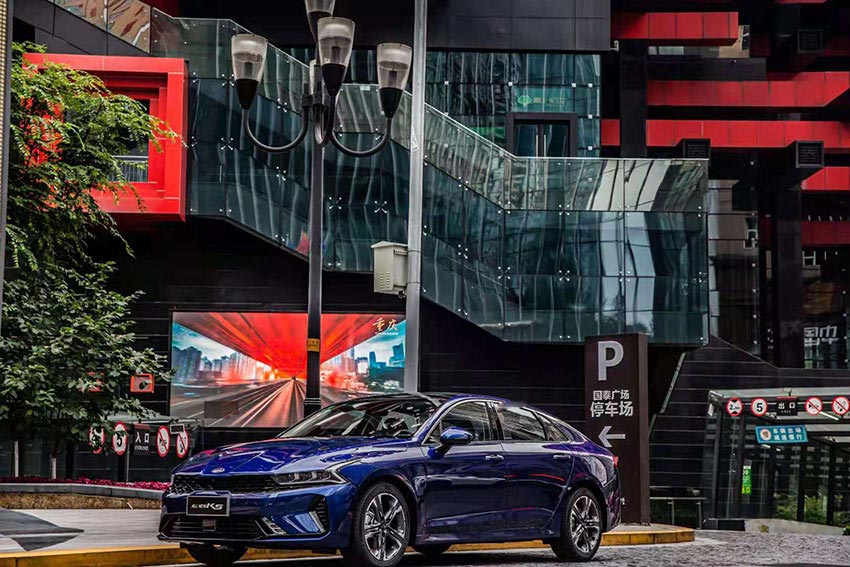 1631195126221153.jpg 市中心停放的起亞汽車(chē)新品拍攝