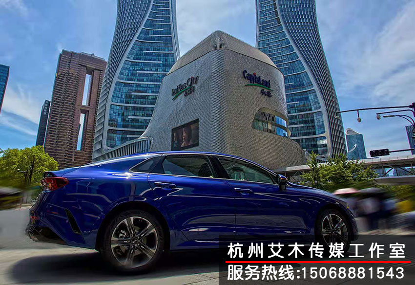 1631195164380875.jpg 市中心停放的起亞汽車(chē)新品拍攝