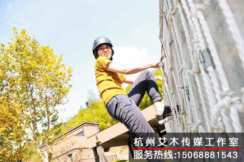 1631279999801988.jpg 戶(hù)外訓(xùn)練基地團(tuán)隊(duì)成員攀登高處場(chǎng)景拍攝