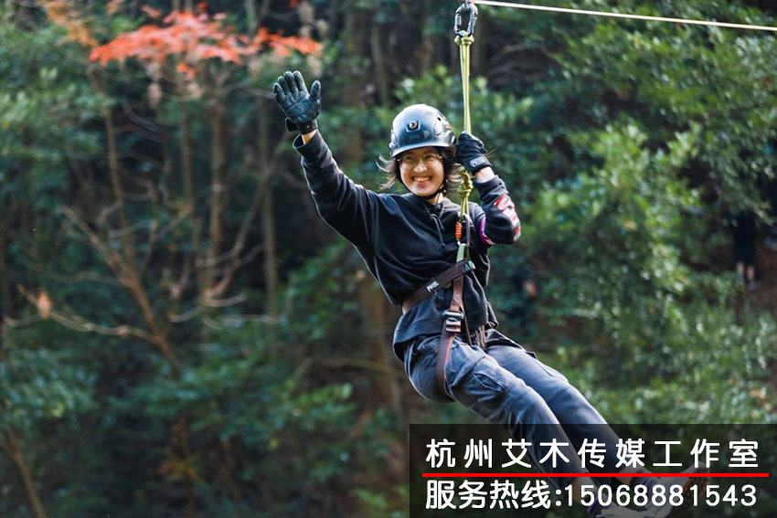 1631280072415559.jpg 戶(hù)外訓(xùn)練基地團(tuán)隊(duì)成員半空坐滑繩索道場(chǎng)景拍攝