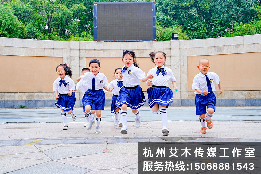 和熟悉的幼稚園，親密的同學(xué)牽手留念拍攝